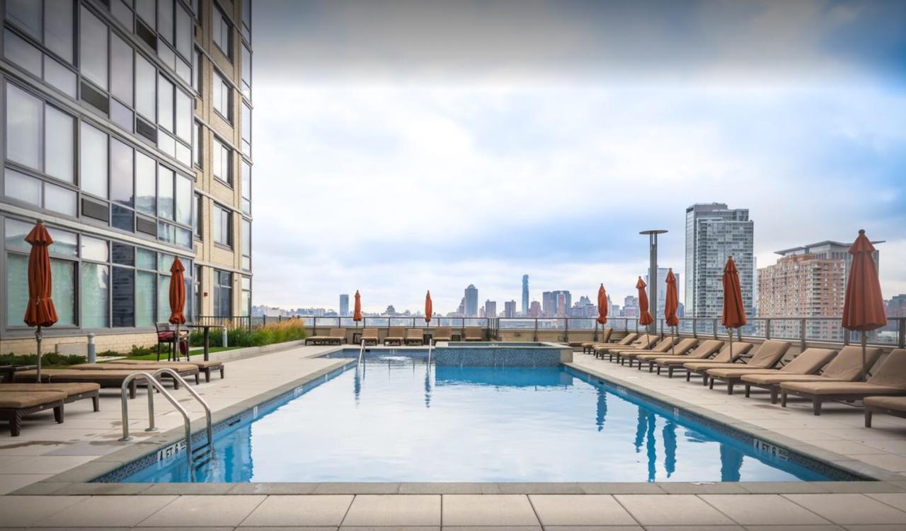 M Suites At Newport Jersey City Exterior foto