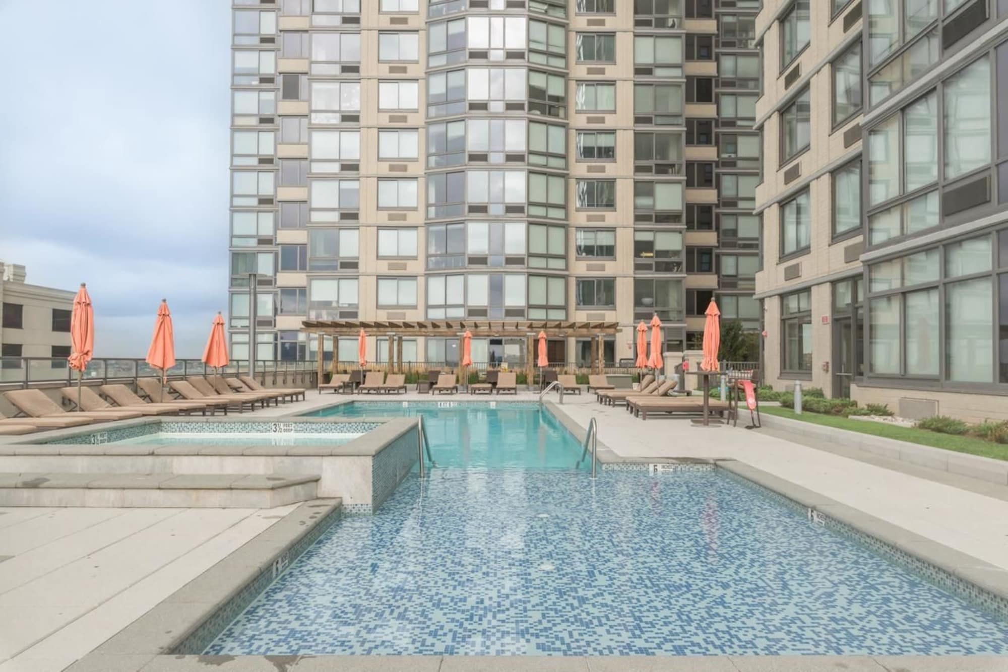 M Suites At Newport Jersey City Exterior foto